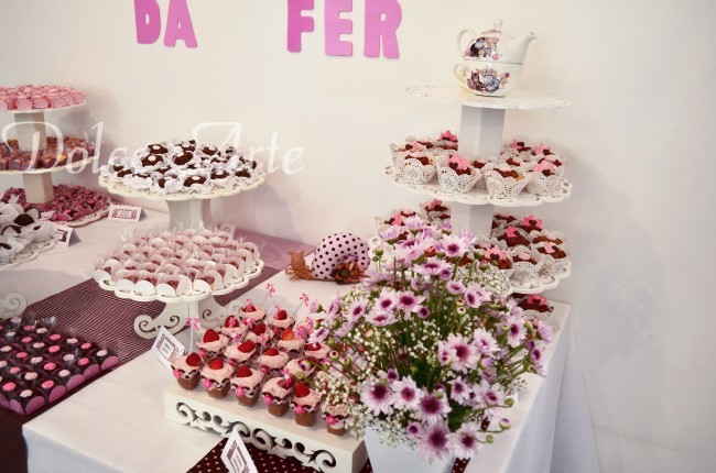 Mesa de Doces - Chá de Panela Marrom e Rosa