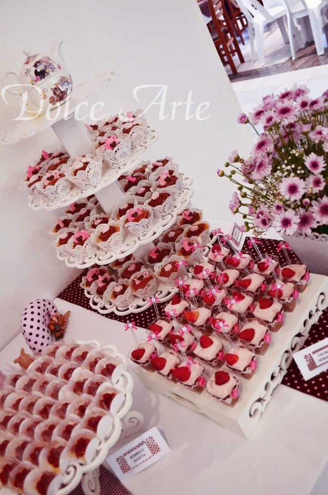 Mesa de Doces - Chá de Panela Marrom e Rosa