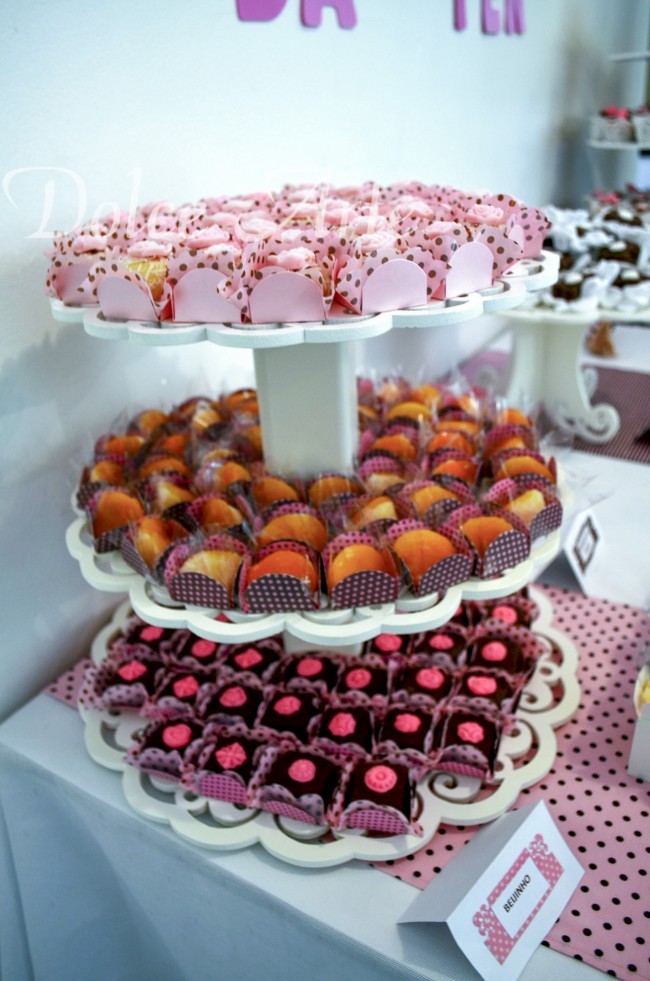 Mesa de Doces - Chá de Panela Marrom e Rosa