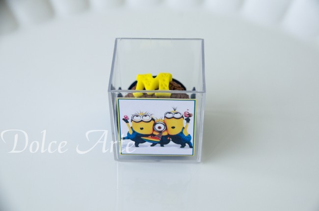 Caixinha de acrílico com brigadeiro decorado Minions