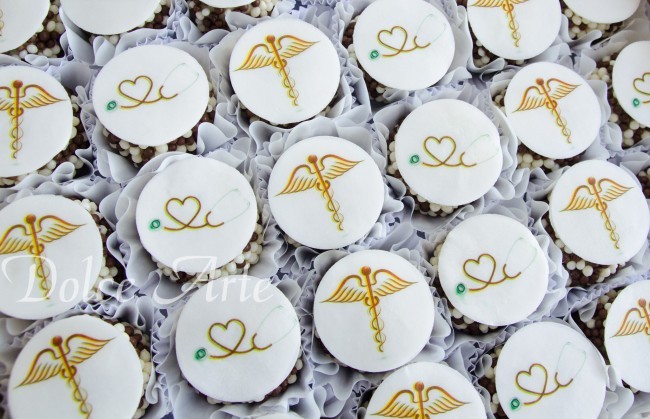 Doces Decorados com Pastilha de Açúcar Medicina