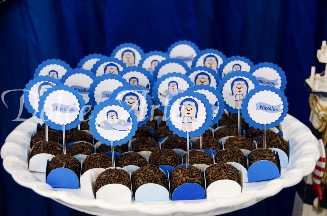 Brigadeiros com toppers decorados ursinho