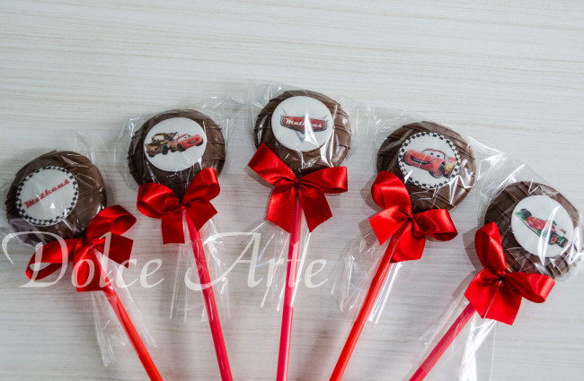 Pirulito de Chocolate com Pastilha de Açúcar Carros