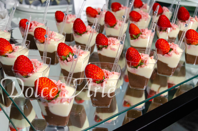 Tacinha mousse de brigadeiro branco e preto com morango