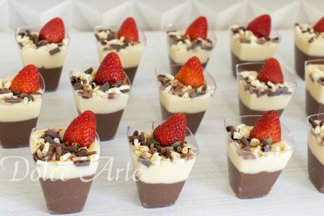 Tacinhas de Brigadeiro Preto e Branco com Morango