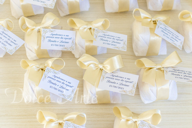 Bem-Casado em crepom com fita de cetim e tag