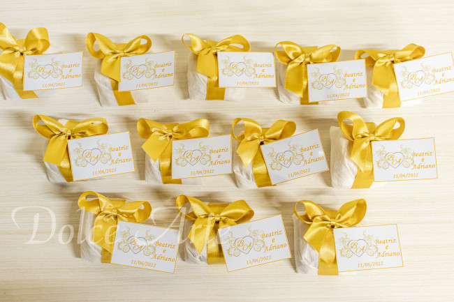 Bem-Casado em crepom com fita de cetim e tag