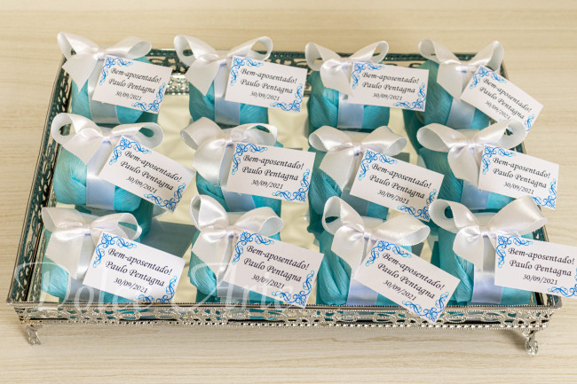 Bem-Vivido em crepom com fita de cetim e tag