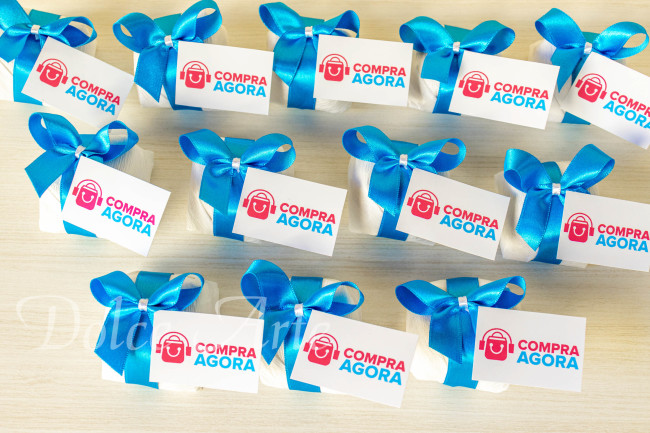 Bem-Sucedidos com fita de cetim e tag com a logo da empresa para evento corporativo