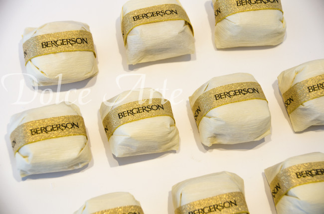 Bem-Sucedidos com fita da empresa para evento corporativo