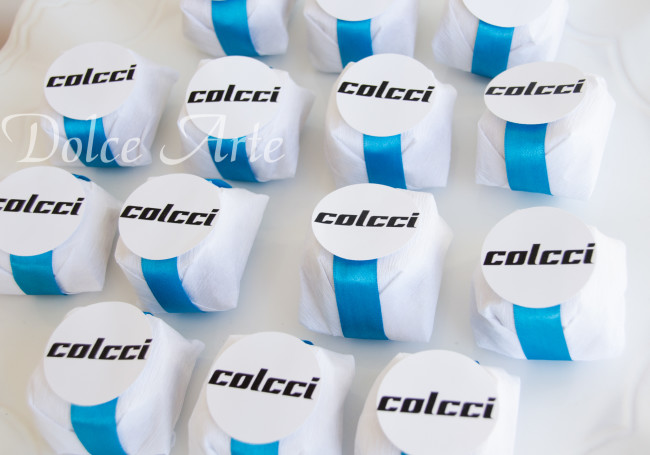 Bem-Sucedidos com fita de cetim e tag redonda com a logo da empresa para evento corporativo