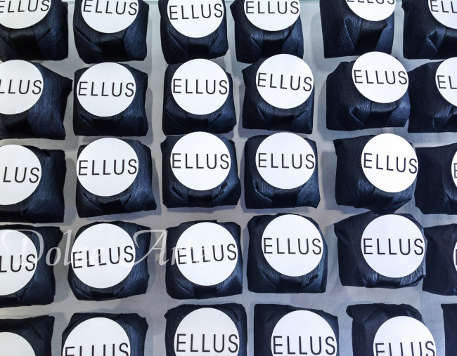 Bem-Sucedidos com fita de cetim e tag redonda com a logo da empresa para evento corporativo