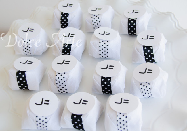 Bem-Sucedidos com fita de cetim e tag redonda com a logo da empresa para evento corporativo