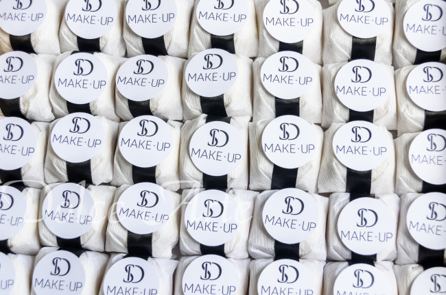 Bem-Sucedidos com fita de cetim e tag redonda com a logo da empresa para evento corporativo