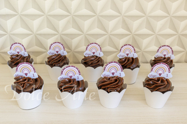 Cupcakes Decorados com topper recorte Arco Íris