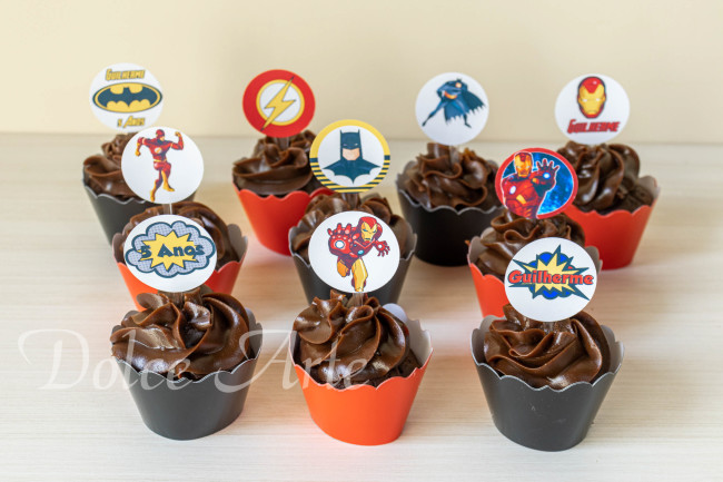 Cupcakes Decorados com topper Super Heróis