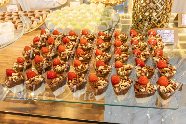 Tacinha de Brigadeiro Branco e Preto com Morango