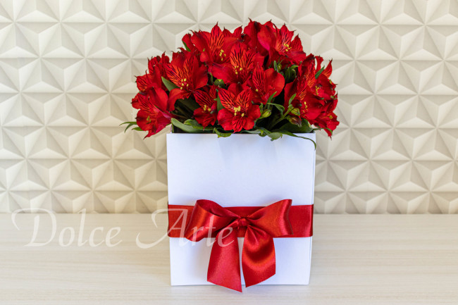 Caixa Personalizada com Flores e 16 Doces