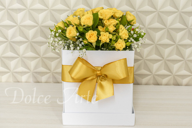 Caixa Personalizada com Flores e 16 Doces