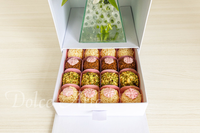 Caixa Personalizada com Flores e 16 Doces