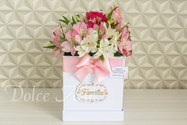 Caixa Personalizada com Flores e 16 Doces