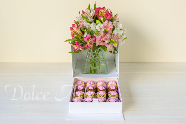 Caixa Personalizada com Flores e 16 Doces Decorados