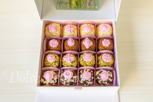 Caixa Personalizada com Flores e 16 Doces Decorados