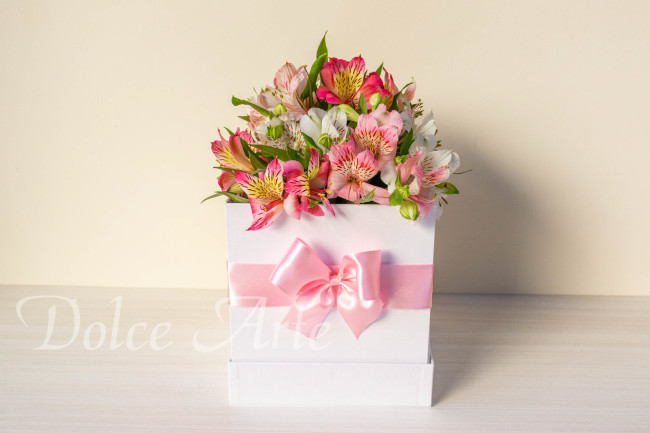 Caixa Personalizada com Flores e 16 Doces