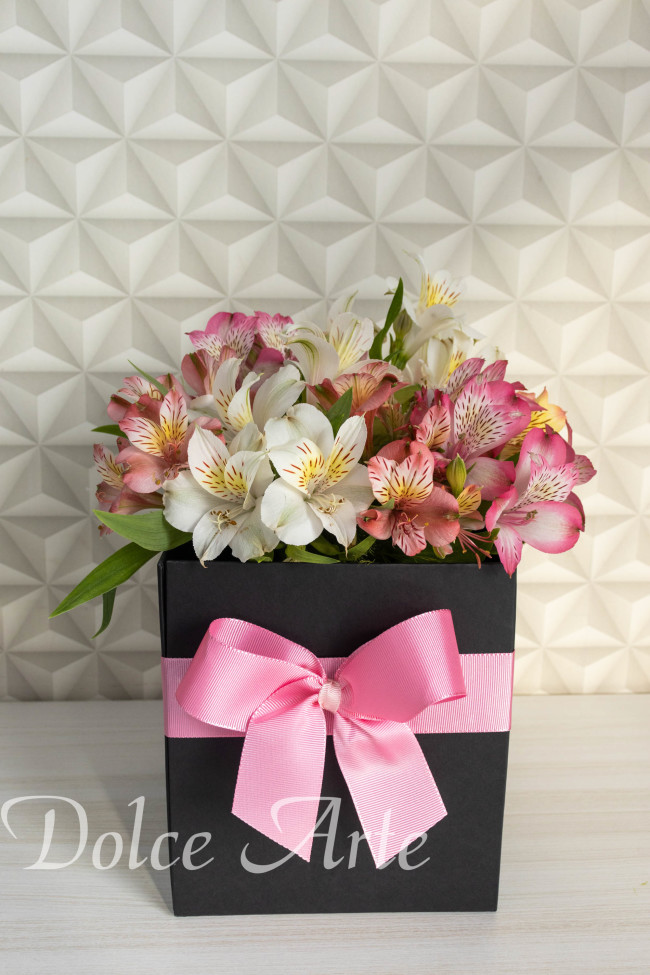 Caixa Personalizada com Flores e 16 Doces
