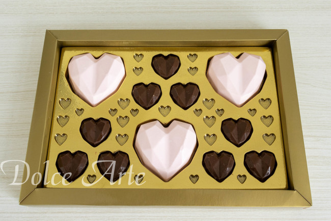 Caixa com corações de chocolate