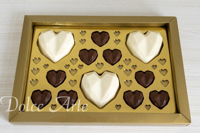 Caixa com corações de chocolate