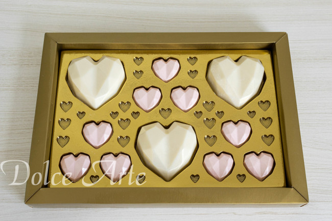 Caixa com corações de chocolate