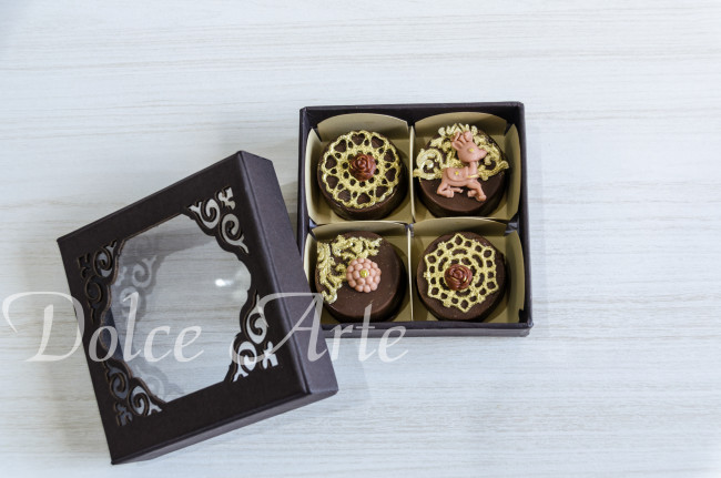 Caixa Especial com 4 doces decorados