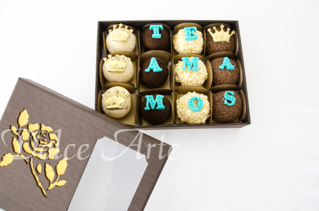 Caixa Especial com 12 doces decorados