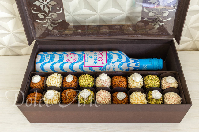 Caixa Especial com Vinho e 18 doces