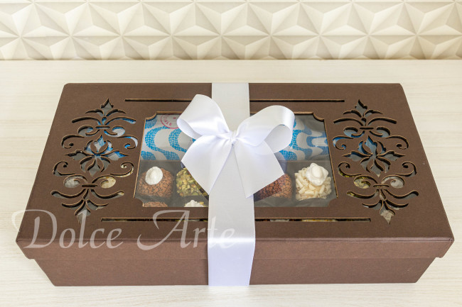 Caixa Especial com Vinho e 18 doces