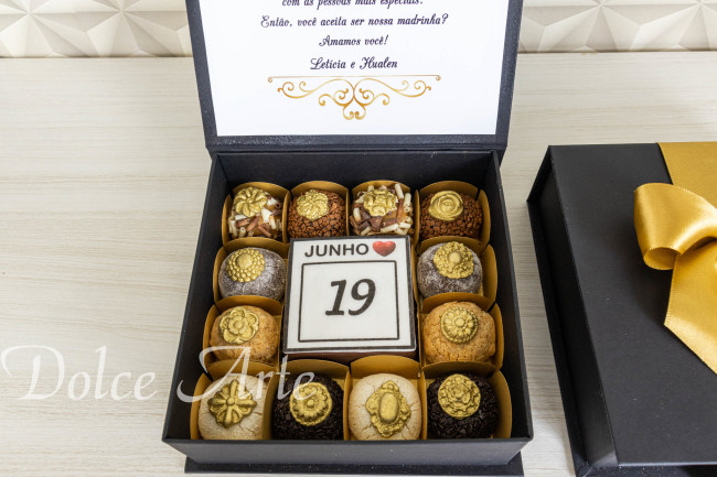Caixa Personalizada com 1 pão de mel decorado e 12 doces