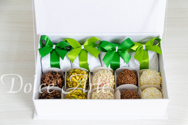 Caixa Personalizada com 4 bem-casados e 10 doces