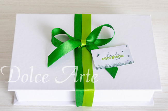 Caixa Personalizada com 4 bem-casados e 10 doces