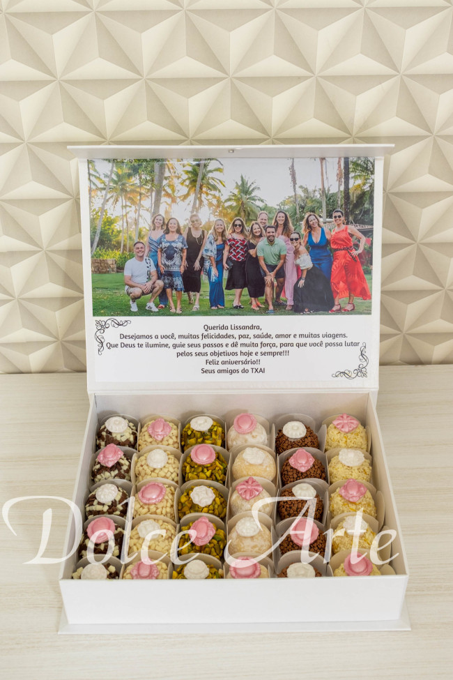 Caixa Personalizada com 30 doces decorados