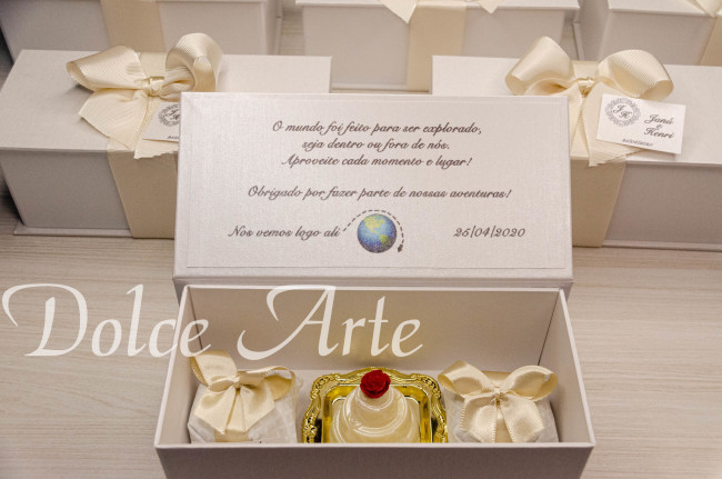 Caixa Personalizada com 2 bem-casados e Mini Bolo decorado