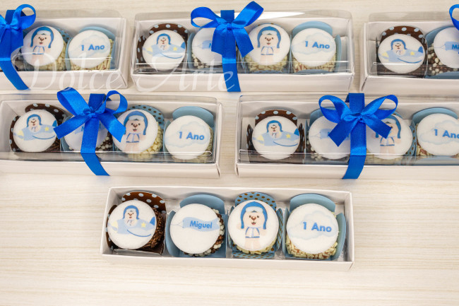 Caixa de visor com 4 doces decorados