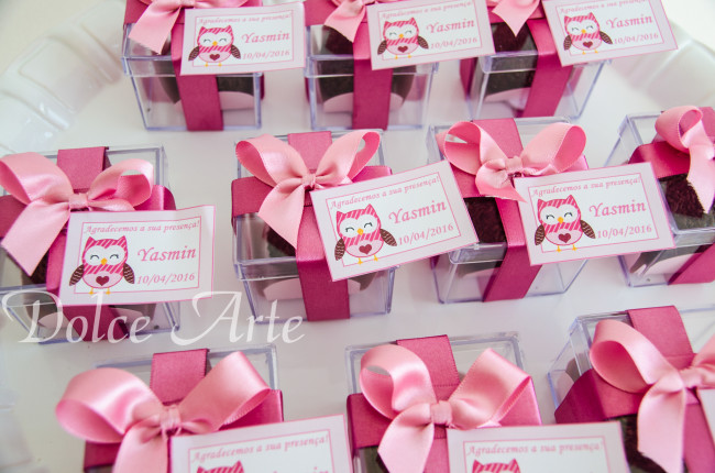 Caixinha de acrílico com 1 doce decorado com fita e tag