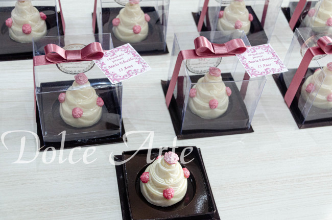 Caixinha com mini bolo decorado