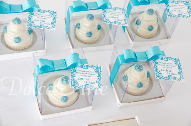 Caixinha com mini bolo decorado