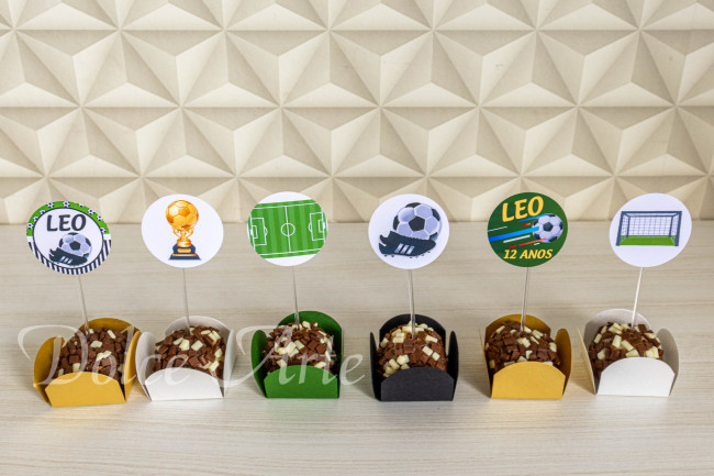 Doces decorados com topper Futebol