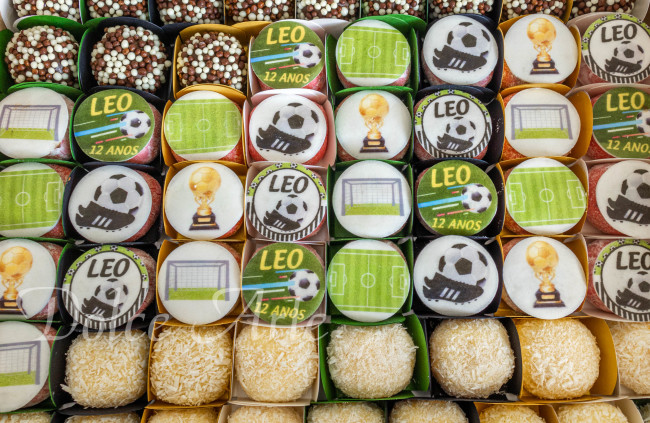 Doces decorados com pastilha Futebol
