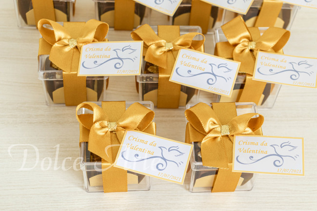 Caixinha de acrílico com 1 doce decorado e tag Crisma