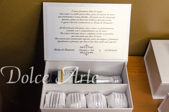 Caixa Personalizada com 4 Bem-casados e Espumante