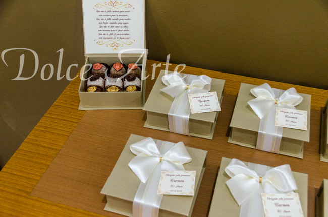 Caixa personalizada com 9 doces decorados